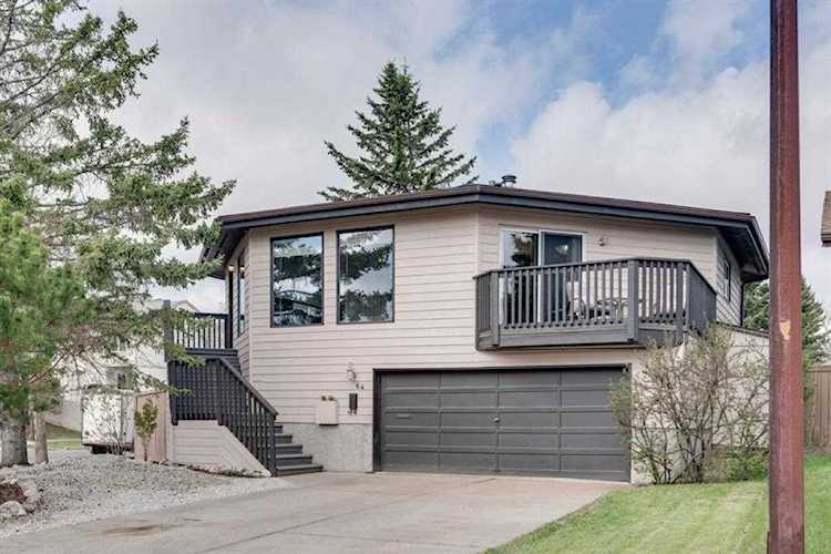 64 Woodbrook Ct SW Calgary, AB T2W 4G1