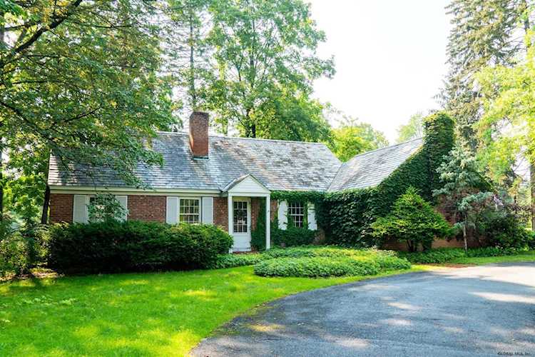 14 Cherry Tree Rd Loudonville, NY 12211