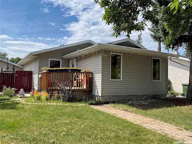 2 Carss Place Regina, SK S4T 7E3