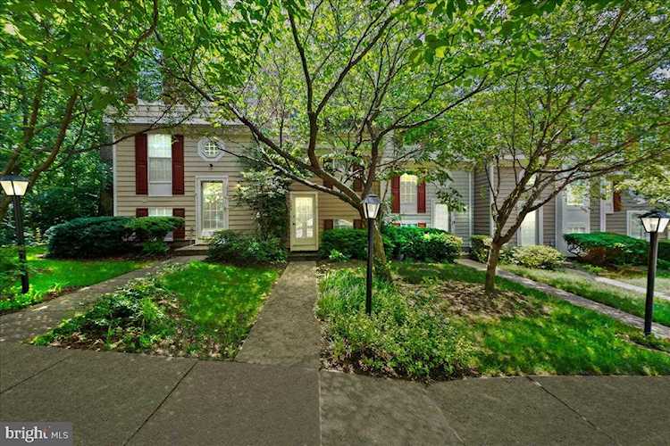 1596 Woodcrest Dr Reston, VA 20194