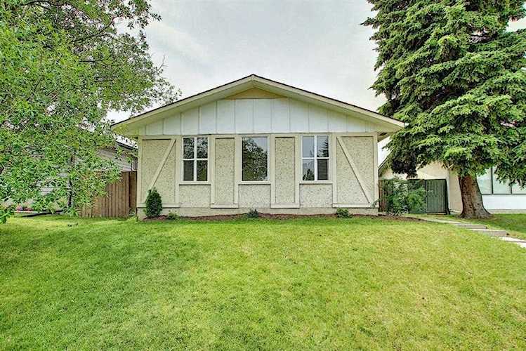 139 Penbrooke Close SE Calgary, AB T2A 3N9