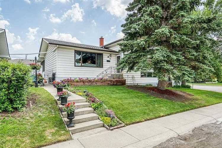 78 Fairview Dr SE Calgary, AB T2H 1A9