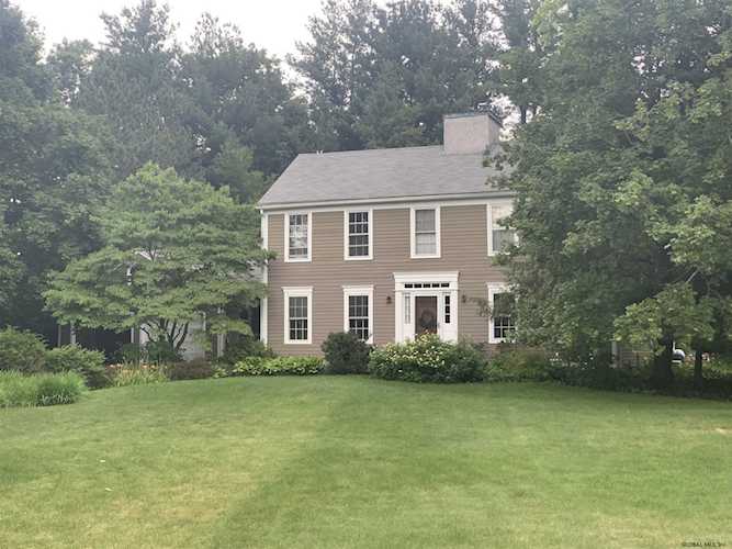 5 Beaver Pond Rd Loudonville, NY 12211