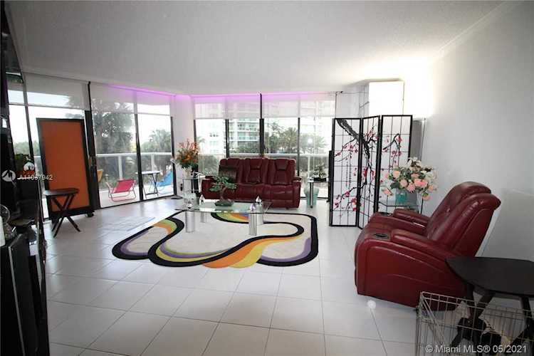 20281 E Country Club Dr #208 Aventura, FL 33180