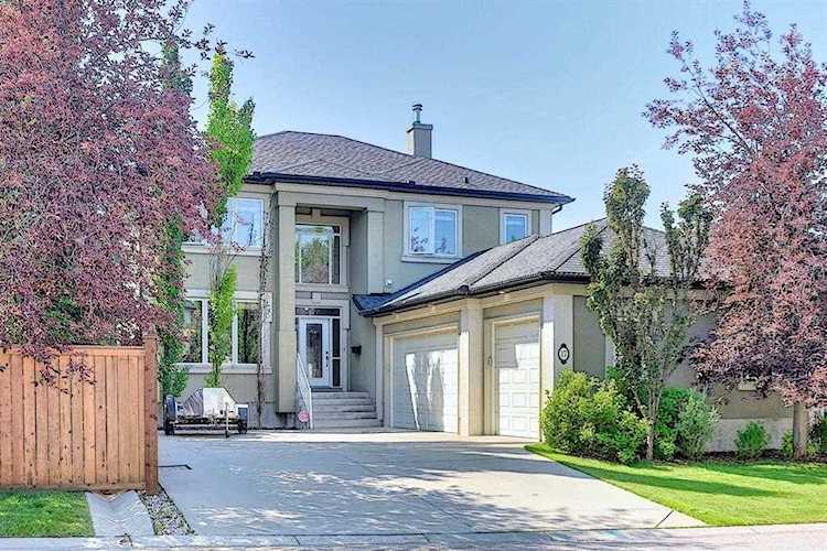 17 Simcrest Manor SW Calgary, AB T3H 4K1
