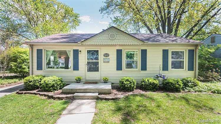 22740 Violet St Farmington, MI 48336 | MLS 2210055452 Photo 1