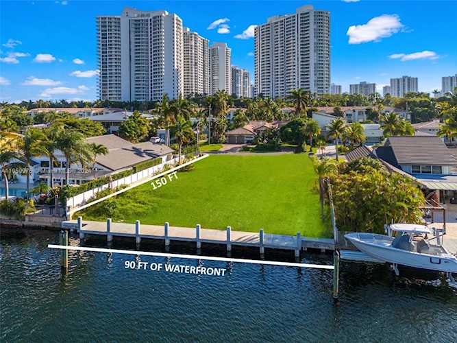 306 Holiday Dr Hallandale Beach, FL 33009