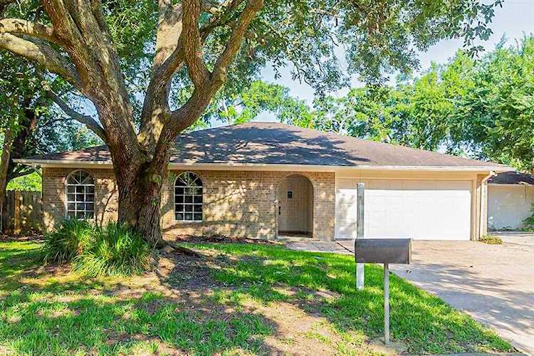 906 Chetwood Circle League City, TX 77573