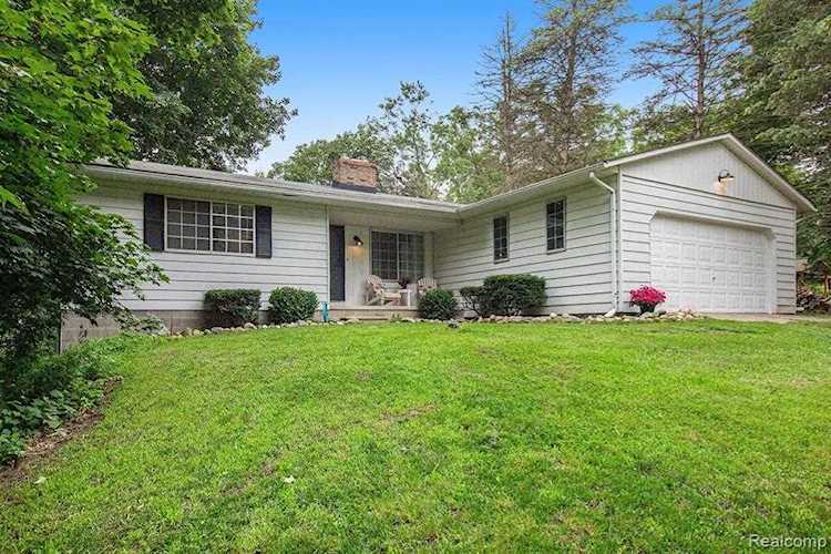 1055 S Tipsico Lake Rd Highland Twp, MI 48380 | MLS 2210054793 Photo 1
