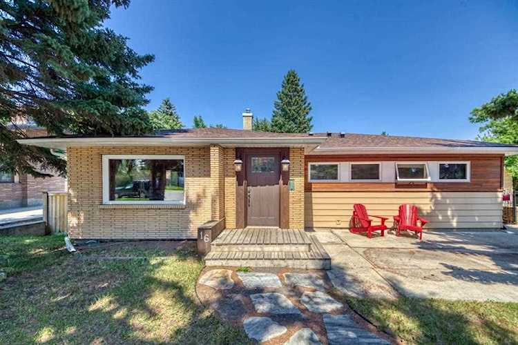16 Roseview Dr NW Calgary, AB T2K 1N7
