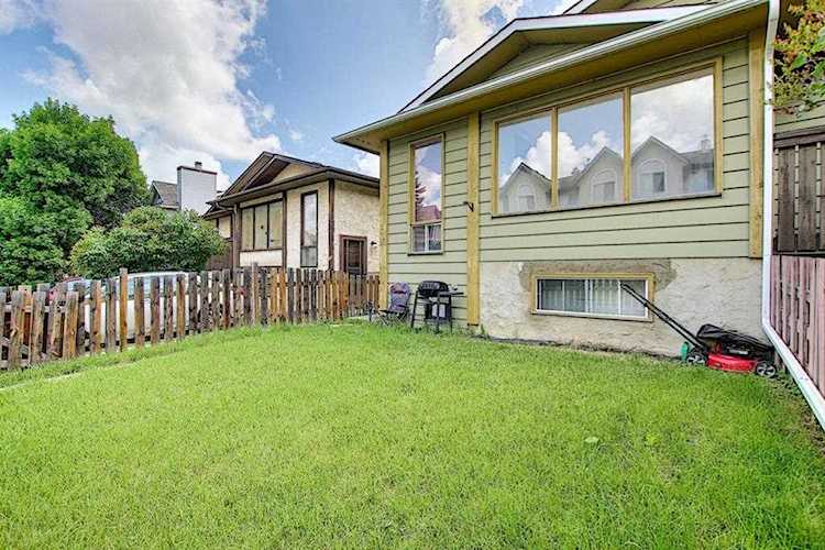 52 Sandarac Way NW Calgary, AB T3K 2Y6