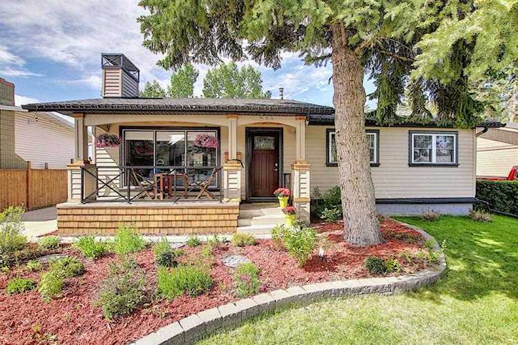 544 Oakridge Way SW Calgary, AB T2V 1T6