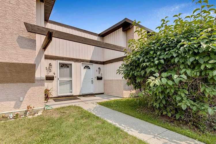 132 Oaktree Ln SW Calgary, AB T2E 4V4