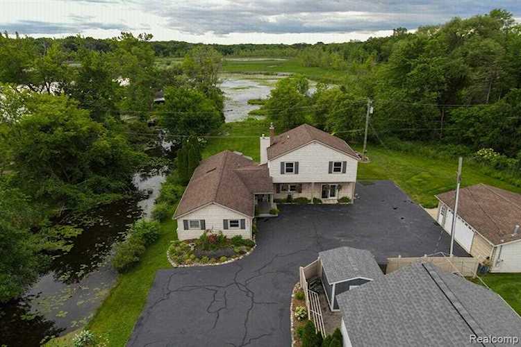 323 S Lake Dr Novi, MI 48377