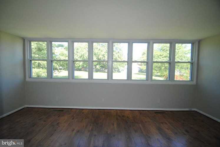 1243 Magnolia Ln Herndon, VA 20170
