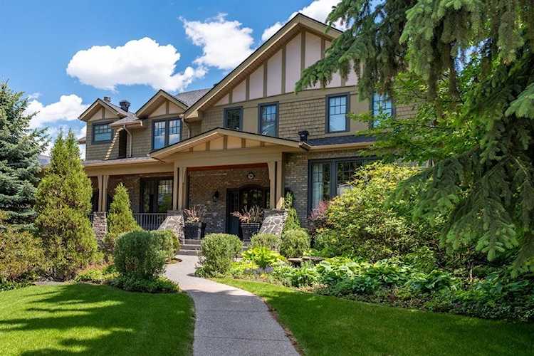 2204 7 St SW Calgary, AB T2T 2X2