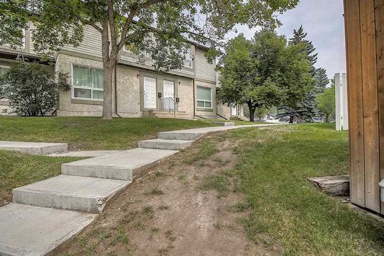 142 Deer Ridge Ln SE Calgary, AB T2J 6N4