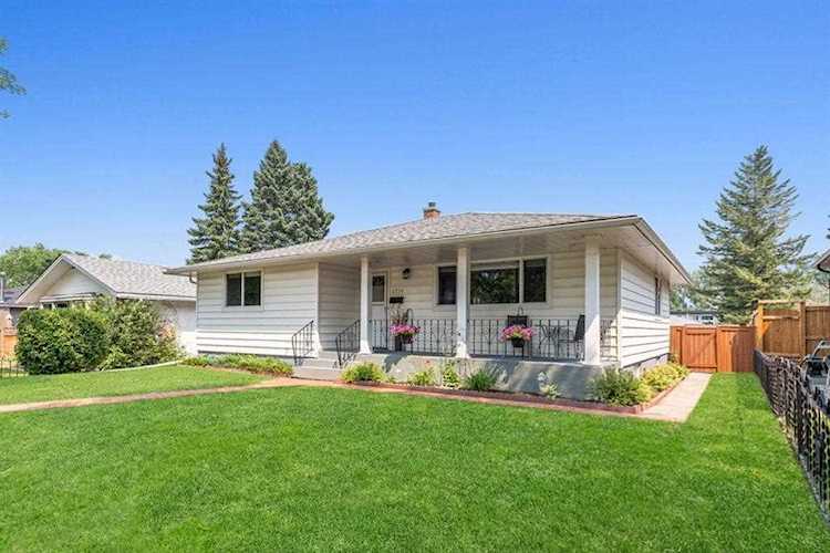 2716 41 St SW Calgary, AB T3E 3K6