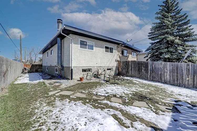 6109 Penbrooke Dr SE Calgary, AB T2A 3P2