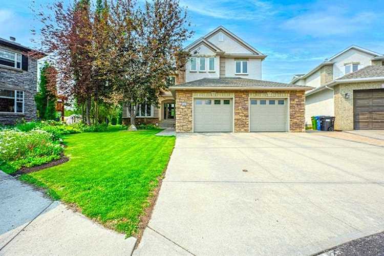 19 Strathridge Bay SW Calgary, AB T3H 4S1