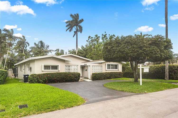 7421 Coquina Dr North Bay Village, FL 33141