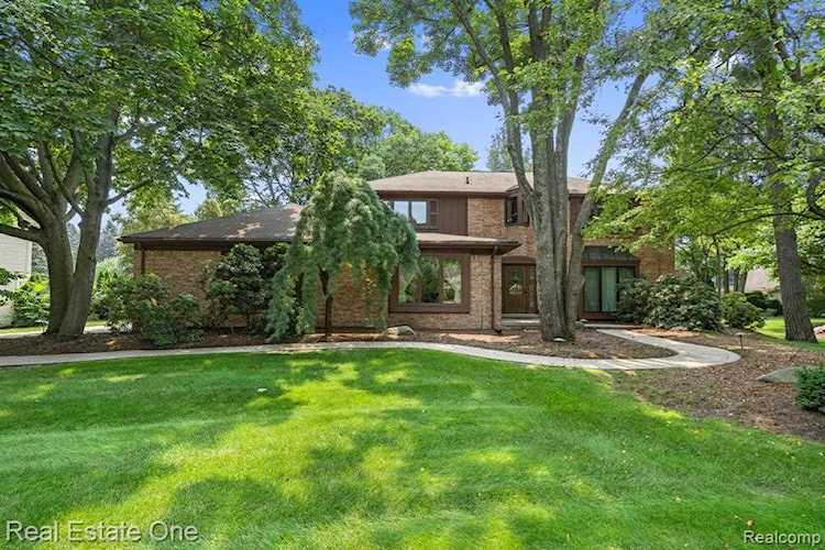 197 Chalmers Dr Rochester Hills, MI 48309