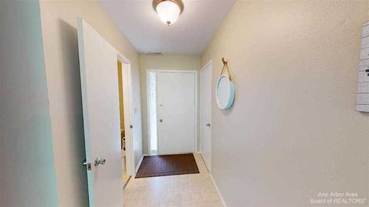 798 Peninsula Ct Ann Arbor, MI 48105