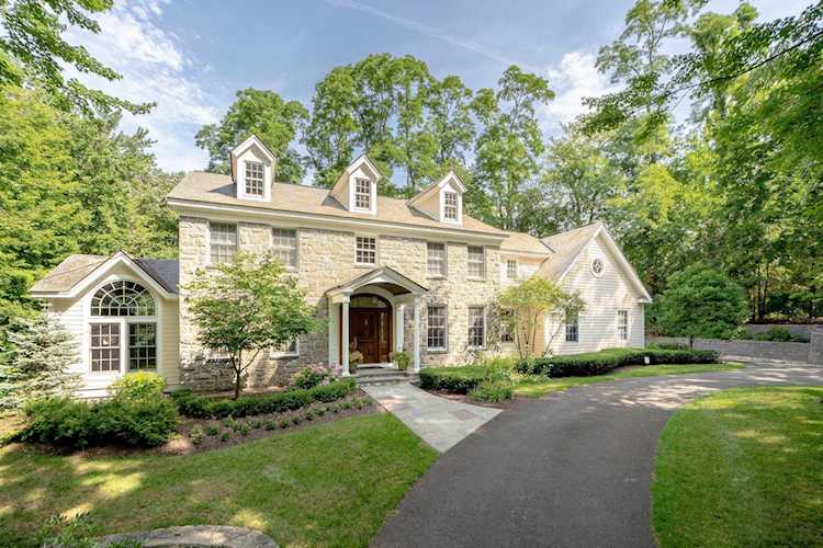 37 Hills Rd Loudonville, NY 122111320