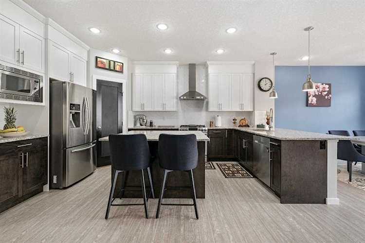 323 Legacy Heights SE Calgary, AB T2X 2E9