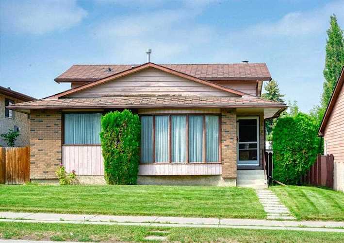 196 Bermuda Dr NW Calgary, AB T3K 2A9