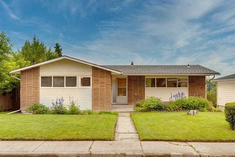 77 Cumberland Dr NW Calgary, AB T2K 1S8