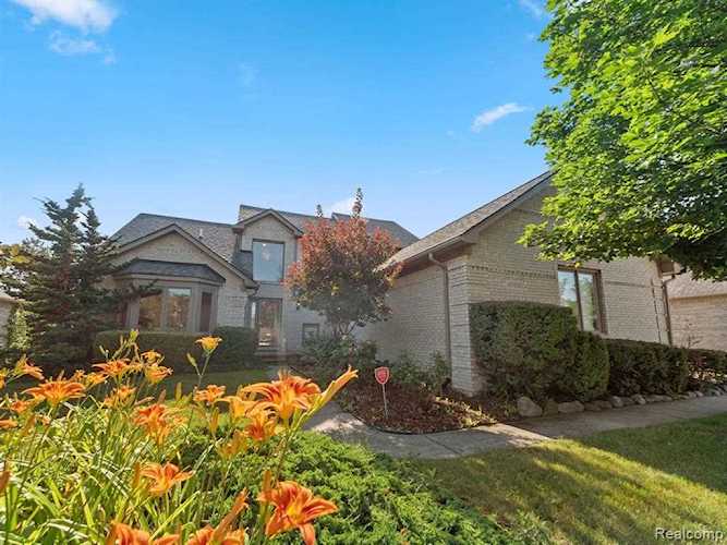 47430 Wycliffe Dr Shelby Twp, MI 48315