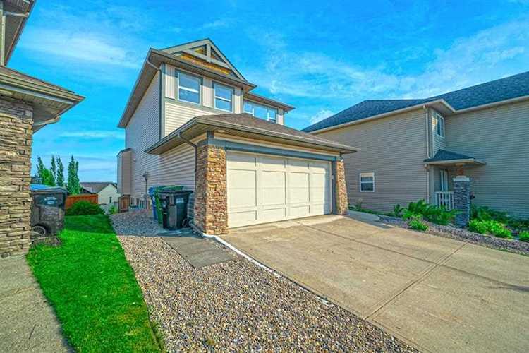 117 Cortina Bay SW Calgary, AB T3H 0B5