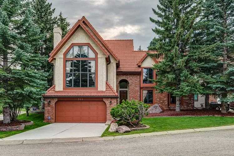 331 Coach Light Bay SW Calgary, AB T3H 1X3