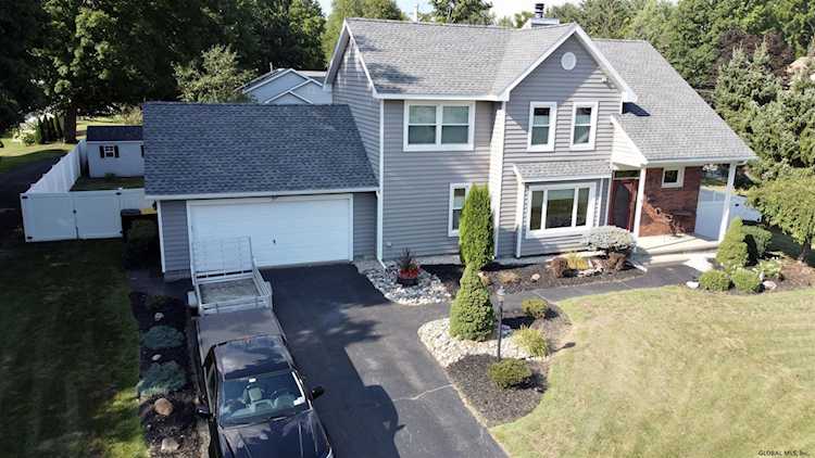 3 Ronald Pl Schenectady, NY 12303