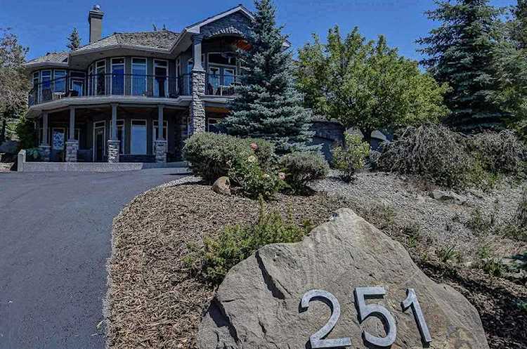 251 Slopeview Dr SW Calgary, AB T3H 4G6