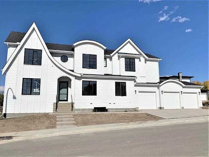 11 Rockford Park NW Calgary, AB T3G 0E1