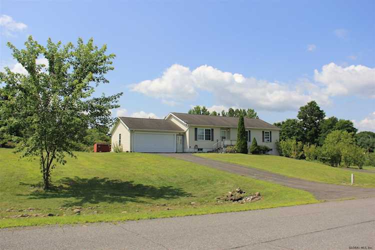 40 Macintosh Dr Claverack, NY 12513