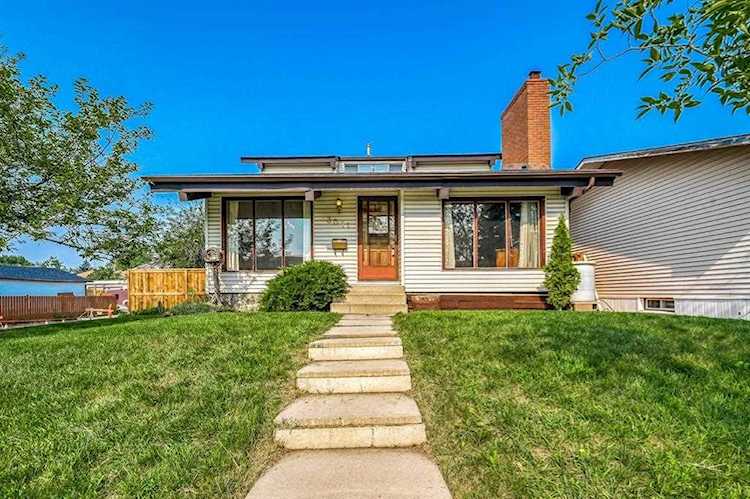 3011 48 St NE Calgary, AB T1Y 1H4