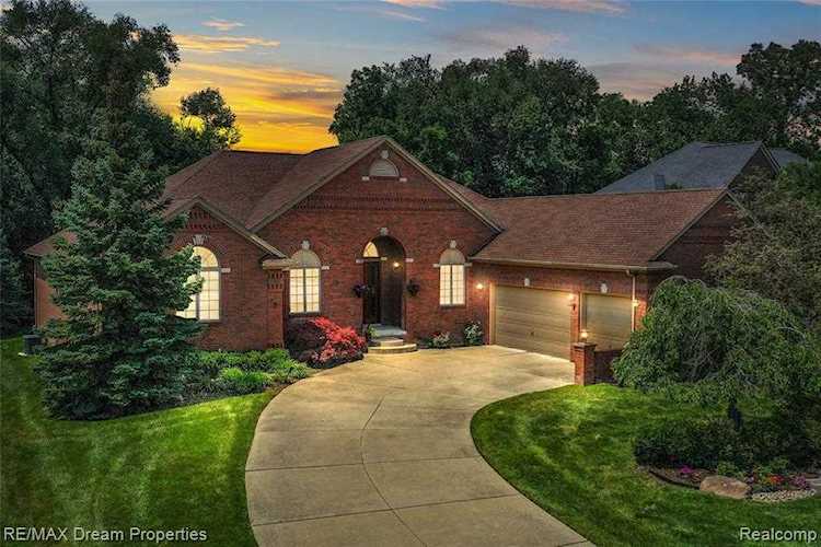 19009 Vanderhaven Lane Livonia, MI 48152