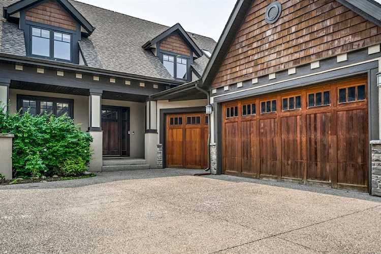 19 Aspen Meadows Manor SW Calgary, AB T3E 5Z7