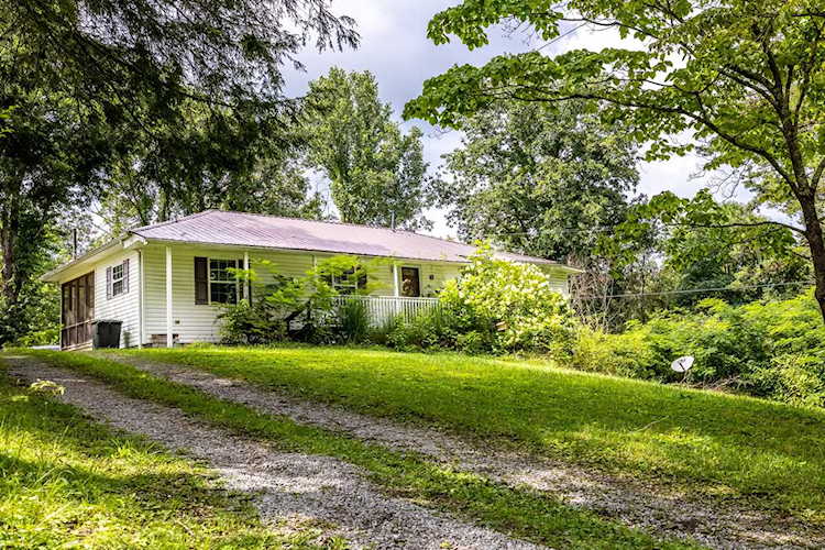 home for sale at 618 Kingston Ave, Oliver Springs - $182,000 - 1161323 Photo 1