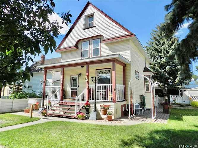 112 E Coteau St Moose Jaw, SK S6H 4T5