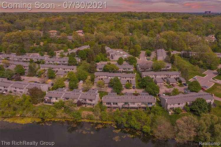 744 Watersedge Dr Ann Arbor, MI 48105