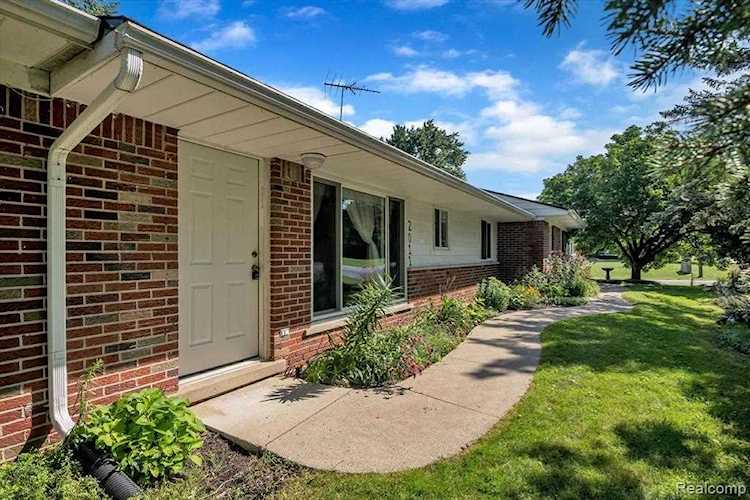 2011 N Pontiac Trl Commerce Twp, MI 48390 | MLS 2210059828 Photo 1