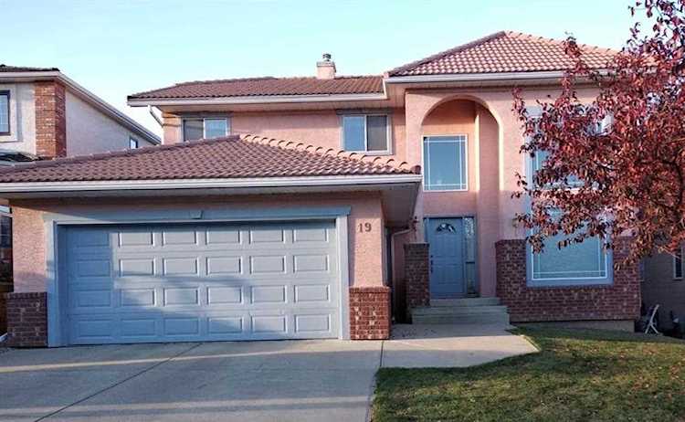 19 Signature Heights SW Calgary, AB T3H 3C1