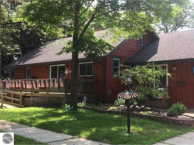 414 N Rainbow Clare, MI 48617