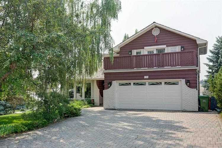 131 Strathbury Bay SW Calgary, AB T3H 1N3