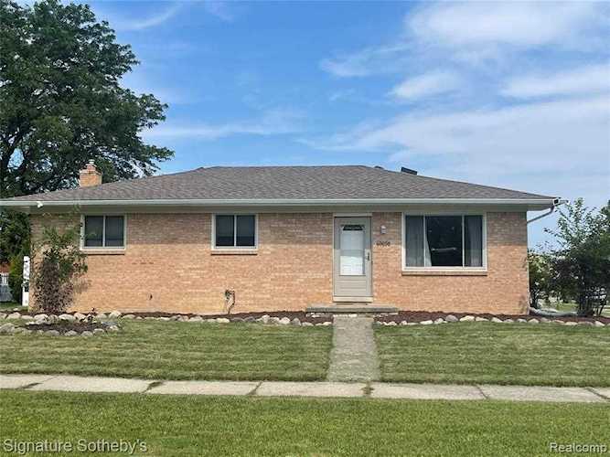 40698 Oakland Crt Clinton Township, MI 48038