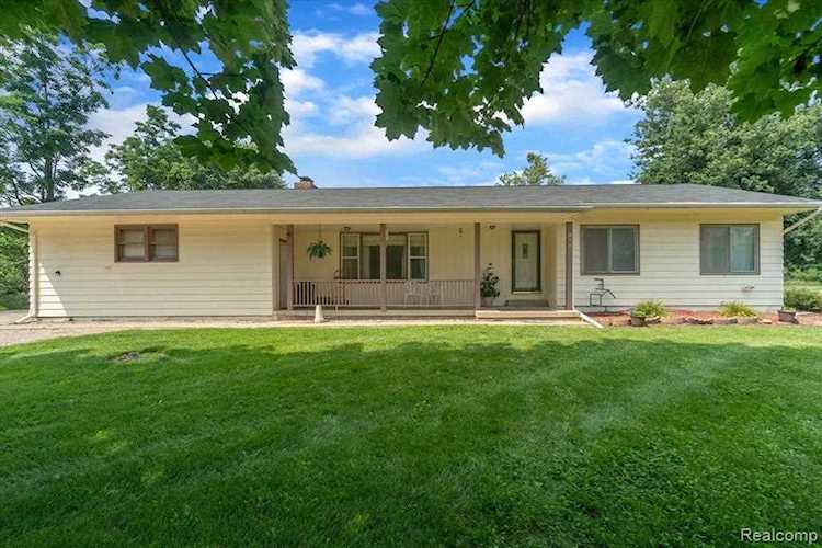 4661 Crooked Lake Rd Genoa Twp, MI 48843 | MLS 2210057379 Photo 1